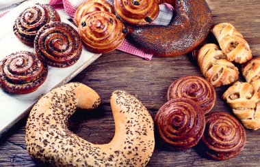 Ekmek, çörek, ay çöreği. Fırın malzemeleri ahşap arka plan üzerinde. Kahvaltı gıda kavramı. Üstten Görünüm 