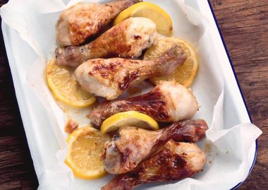 Fırın tavuk drumsticks pişirme çanağı içinde pişmiş. Üstten Görünüm