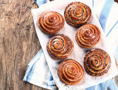 Tatlı tarçın, Kuru üzüm ve haşhaş tohumu Buns rustik masada.
