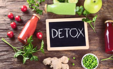 Taze organik meyve, sebze smoothies ve meyve suları. Detoks diyet. Üstten Görünüm