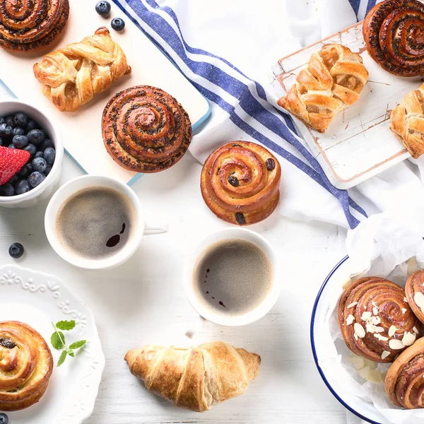 Traditionelles Frühstück Mit Brötchen Croissants Und Kaffee Ansicht Von Oben — Stockfoto
