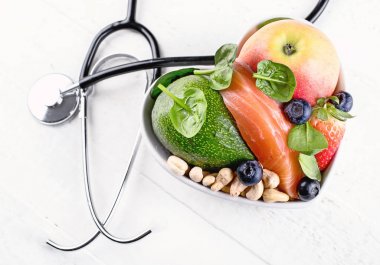 Gıdalar sağlıklı bir kalp için. Sağlıklı gıda kavramı. Üstten Görünüm