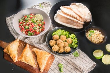 Arapça Gıda seçimi. Orta Doğu mutfağı. Helal Gıda. Üstten Görünüm  