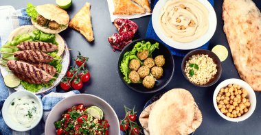 Arapça Gıda seçimi. Orta Doğu mutfağı. Helal Gıda. Üstten Görünüm  