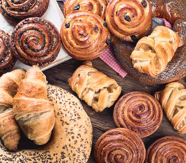 Panes Bollos Croissants Ingredientes Panadería Sobre Fondo Madera Concepto Desayuno — Foto de Stock