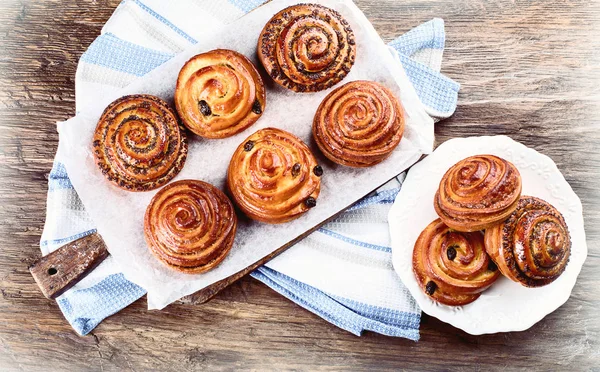 Sweet Cinnamon Raisin Poppy Seeds Buns Rustic Table — Stock Photo, Image