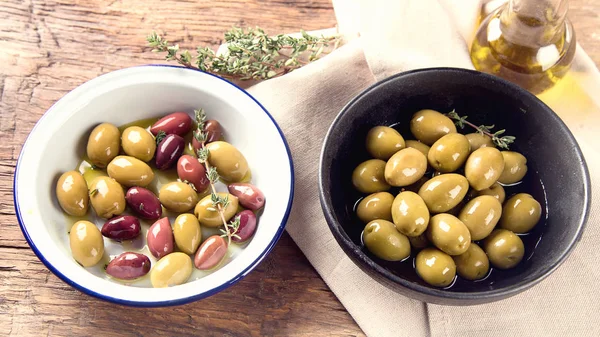 Zeytin Farklı Tür Yeşil Siyah Kalamata Zeytin — Stok fotoğraf