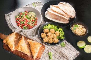 Arapça Gıda seçimi. Orta Doğu mutfağı. Helal Gıda. Üstten Görünüm  