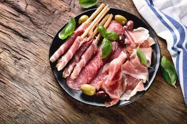 Jambon, salam, ekmek sopa ve zeytin ile plaka. Üstten Görünüm