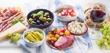 Tipik İtalyan meze. Karışık meze tabağı. Geleneksel İtalyan yemekleri.