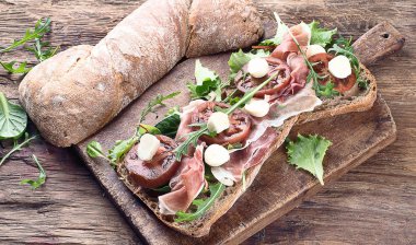 Ciabatta, jambon, peynir ve marul ile sandviç. Üstten Görünüm