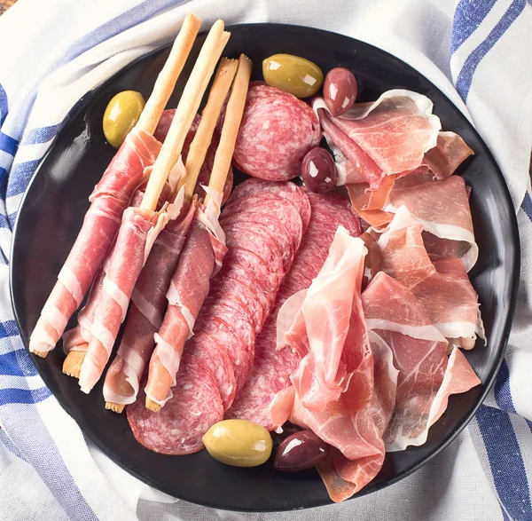 Plate Prosciutto Salami Bread Sticks Olives Top View — Stock Photo, Image