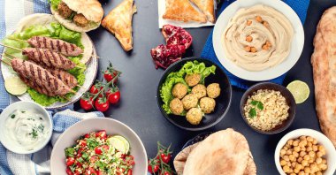 Arapça Gıda seçimi. Orta Doğu mutfağı. Helal Gıda. Üstten Görünüm  