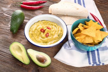 Ahşap arka plan üzerinde Meksika sosu guacamole. Üstten Görünüm