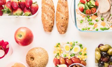 Meyve ve sebze pilav ve salata ile sağlıklı beslenme çantası. Sağlıklı gıda kavramı