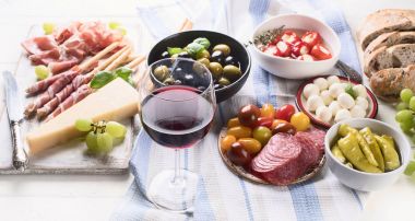 Tipik İtalyan meze. Karışık meze tabağı. Geleneksel İtalyan yemekleri.