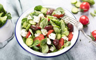 Beyaz peynir ile taze sebze salatası. Geleneksel Yunan salatası