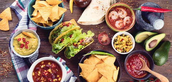 Ahşap Arka Plan Üzerinde Geleneksel Meksika Yemeği Üstten Görünüm — Stok fotoğraf