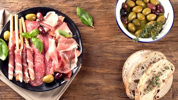 Teller Mit Prosciutto Salami Stockbrot Und Oliven Ansicht Von Oben — Stockfoto
