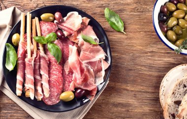 jambon, salam, ekmek sopa ve zeytin