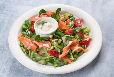 sebze salatası somon ile