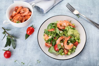 Karidesli taze salata.