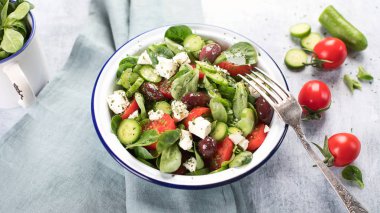 beyaz peynir ile taze sebze salatası