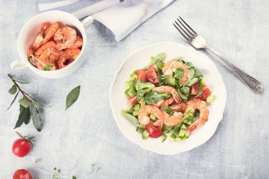 Karidesli taze salata.