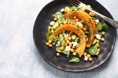 Kızarmış balkabağı salatası..