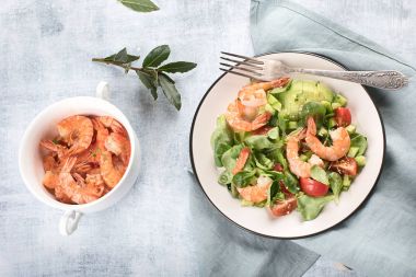 Karidesli taze salata.