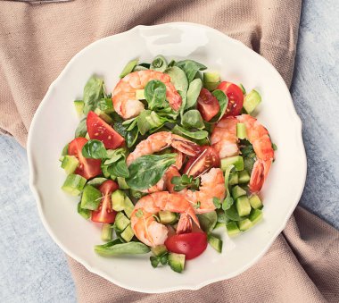Karidesli taze salata.