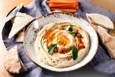 Humus ve pita ekmeği.