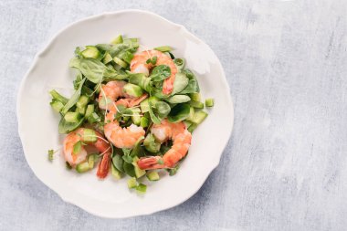 Karidesli taze salata.