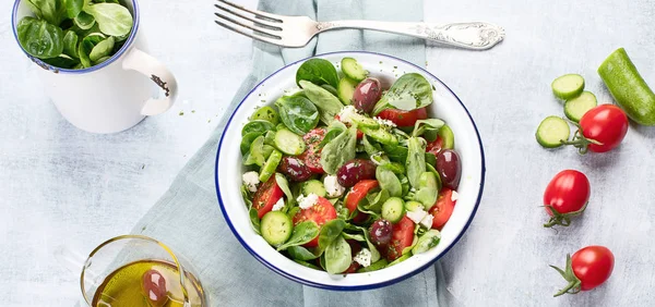 Ensalada de verduras frescas con queso feta — Foto de Stock