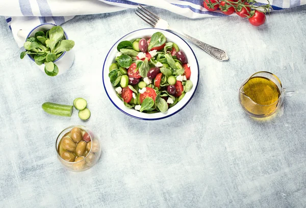 Fresh vegetable salad with feta cheese — Stock Photo, Image