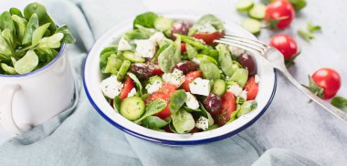 Beyaz peynir ile taze sebze salatası. Geleneksel Yunan salatası