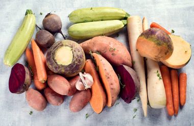 Taze kök sebzeler. Kök bitkileri arka plan. Sağlıklı beslenme kavramı