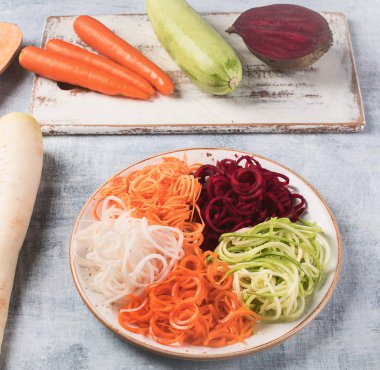 Sebze erişte. Taze kabak, havuç, beyaz turp, tatlı patates ve pancar kök makarna