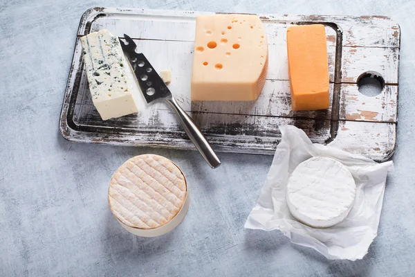 Différents Types Fromages Sur Une Planche Bois Rustique — Photo