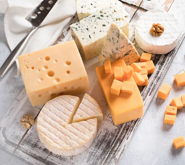 素朴な木の板にチーズの種類 — ストック写真