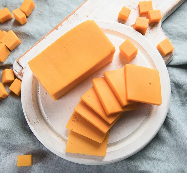 Queso Cheddar Una Tabla Cortar Madera — Foto de Stock