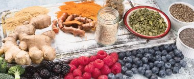 Beyaz ahşap tahta üzerinde çeşitli superfoods. Sağlıklı gıda kavramı