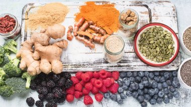 Beyaz ahşap tahta üzerinde çeşitli superfoods. Sağlıklı gıda kavramı
