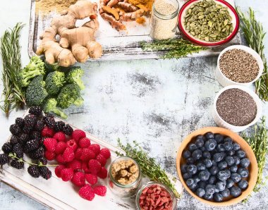 Beyaz ahşap tahta üzerinde çeşitli superfoods. Sağlıklı gıda kavramı