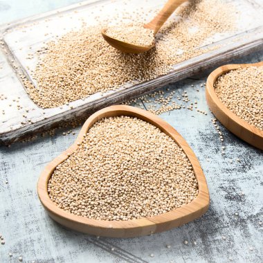 Beyaz quinoa tohumları. Superfood