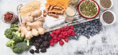 Beyaz ahşap tahta üzerinde çeşitli superfoods. Sağlıklı gıda kavramı