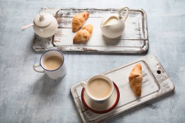 Fincan kahve ve kruvasan ile kahvaltı. Üstten Görünüm