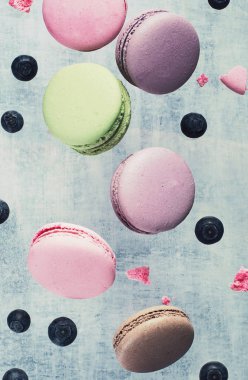 Hareket halinde uçan Fransız tatlı macaroons.