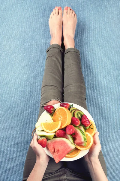 Mujer Joven Comiendo Frutas Frescas Para Desayuno Saludable Vista Desde —  Fotos de Stock