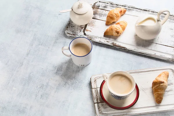 Reggeli Csésze Kávé Croissant Szemközti Nézet — Stock Fotó